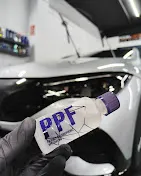 Muestra de lámina de PPF sostenida junto a un guante de trabajo, mostrando su transparencia.