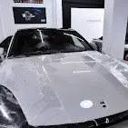 Detalle de una lámina de PPF colocada sobre el capó de un coche antes del recorte final.