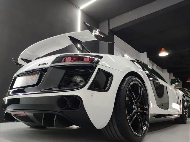 Zona trasera de un Audi R8 blanco con alerón y detalles en fibra de carbono en el estudio de Model Detailing.