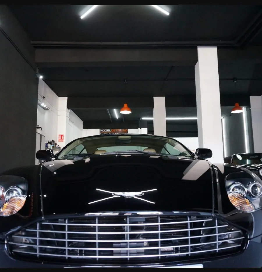 Aston Martin negro fotografiado de frente en el estudio de Model Detailing.