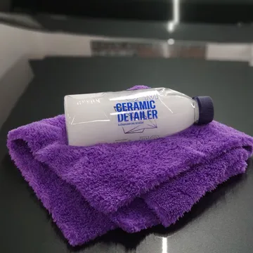 Detailer cerámico de mantenimiento sobre un paño de microfibra.