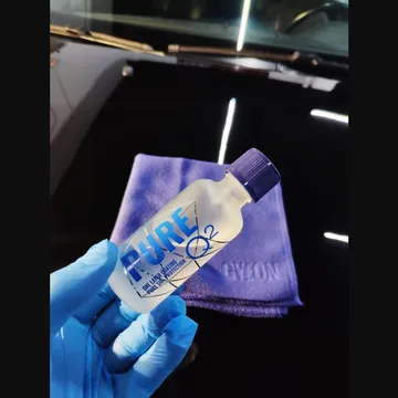 Sellador repelente de agua para carrocería sobre el capó de un vehículo.